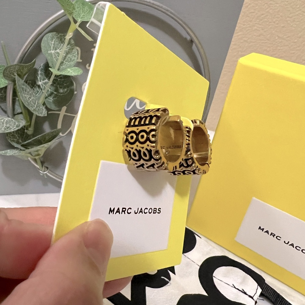 ❌SOLD❌ New Marc Jacobs Monogram Hoops Earrings - Picture 3 of 6